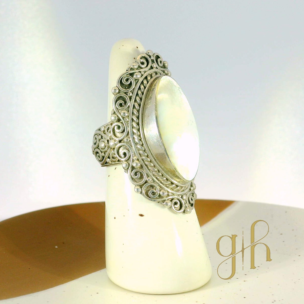 Mother of Pearl Scrollwork Ring