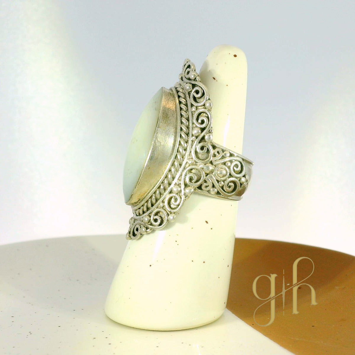 Mother of Pearl Scrollwork Ring