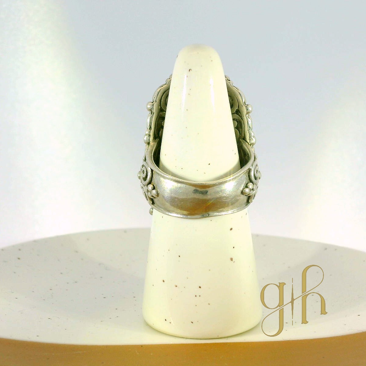 Mother of Pearl Scrollwork Ring