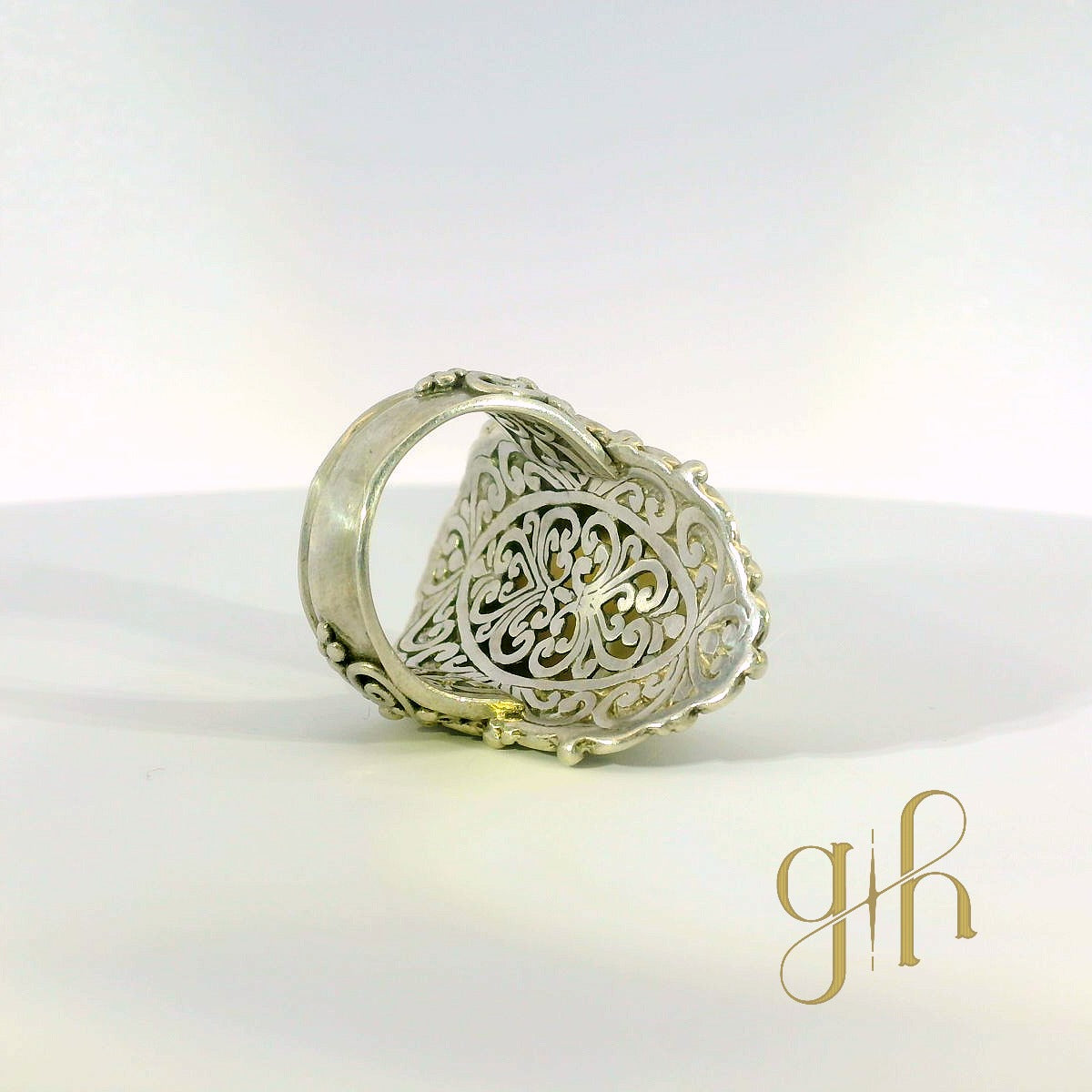 Mother of Pearl Scrollwork Ring